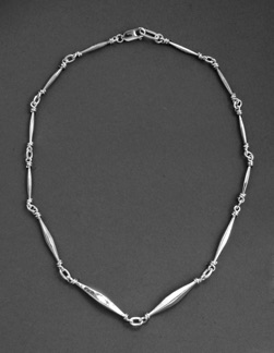 Smidd halskedja "Virad".
Silver (1994)
Längd 42 cm, 
pris 5 850 kr.
Längd 68 cm, 
pris 8 250 kr.